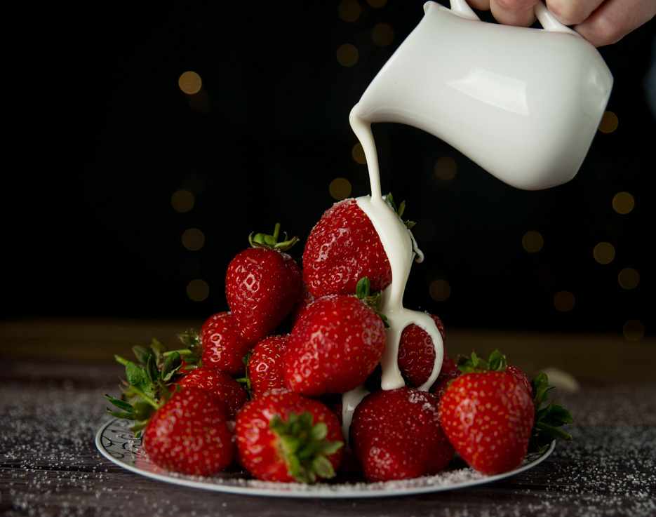 Food photography: Overhead view of plate of strawberries